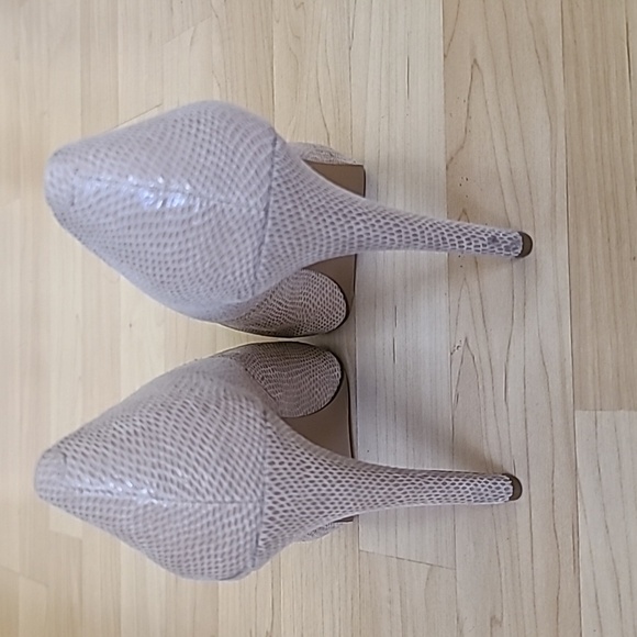 BCBGeneration BG Parade Cream Snake Skin Textured Heels Size 8 - Picture 5 of 8